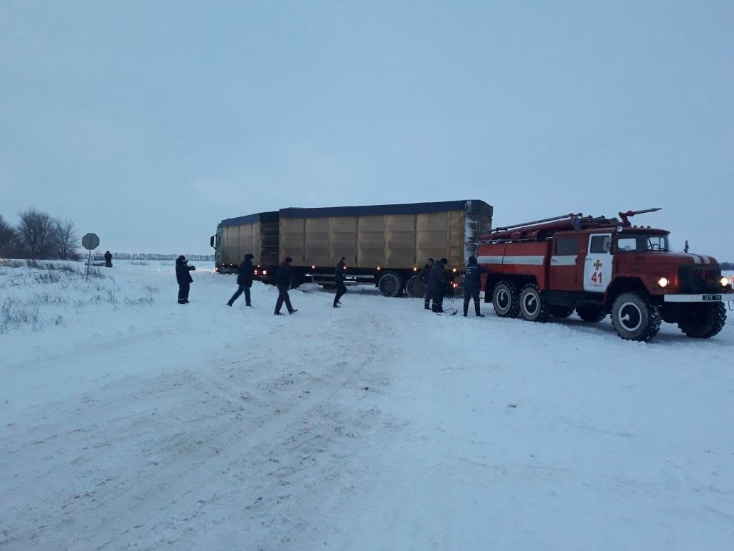 Грузовик перегородил дорогу