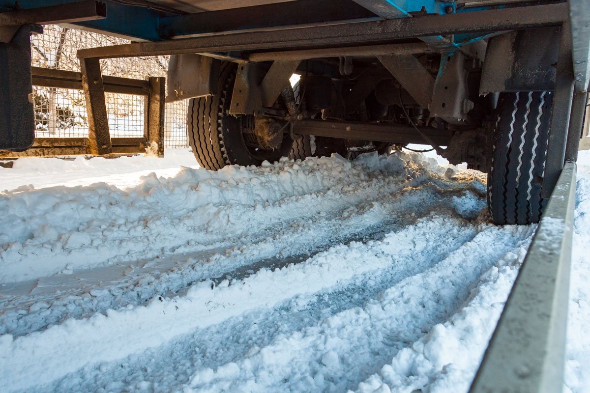 По словам водителя, фура стоит на этом месте еще со вчерашнего дня По словам водителя, фура стоит на этом месте еще со вчерашнего дня