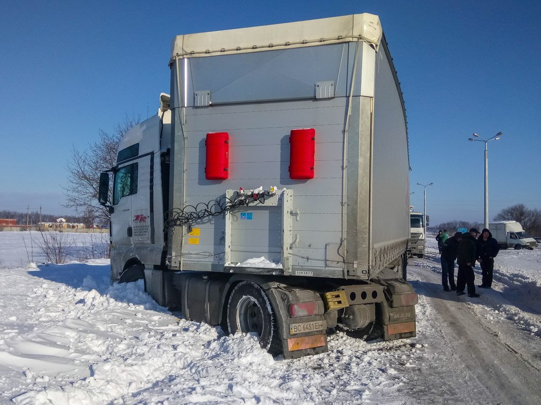 На скользкой дороге фуру занесло в сугроб На скользкой дороге фуру занесло в сугроб