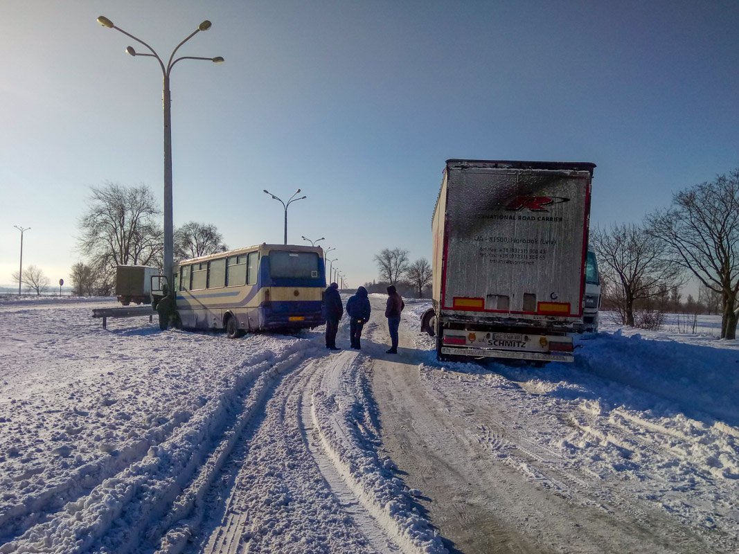 Из-за ДТП на дороге проезд транспорта стал невозможен  Из-за ДТП на дороге проезд транспорта стал невозможен