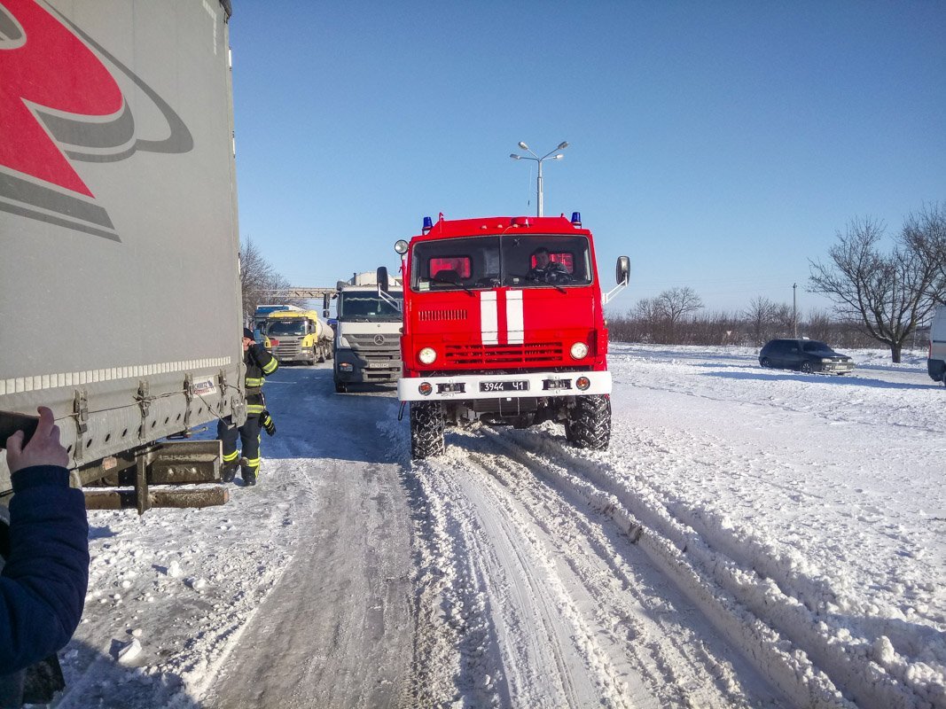 Чтобы вытащить автомобили, на место приехали спасатели  Чтобы вытащить автомобили, на место приехали спасатели