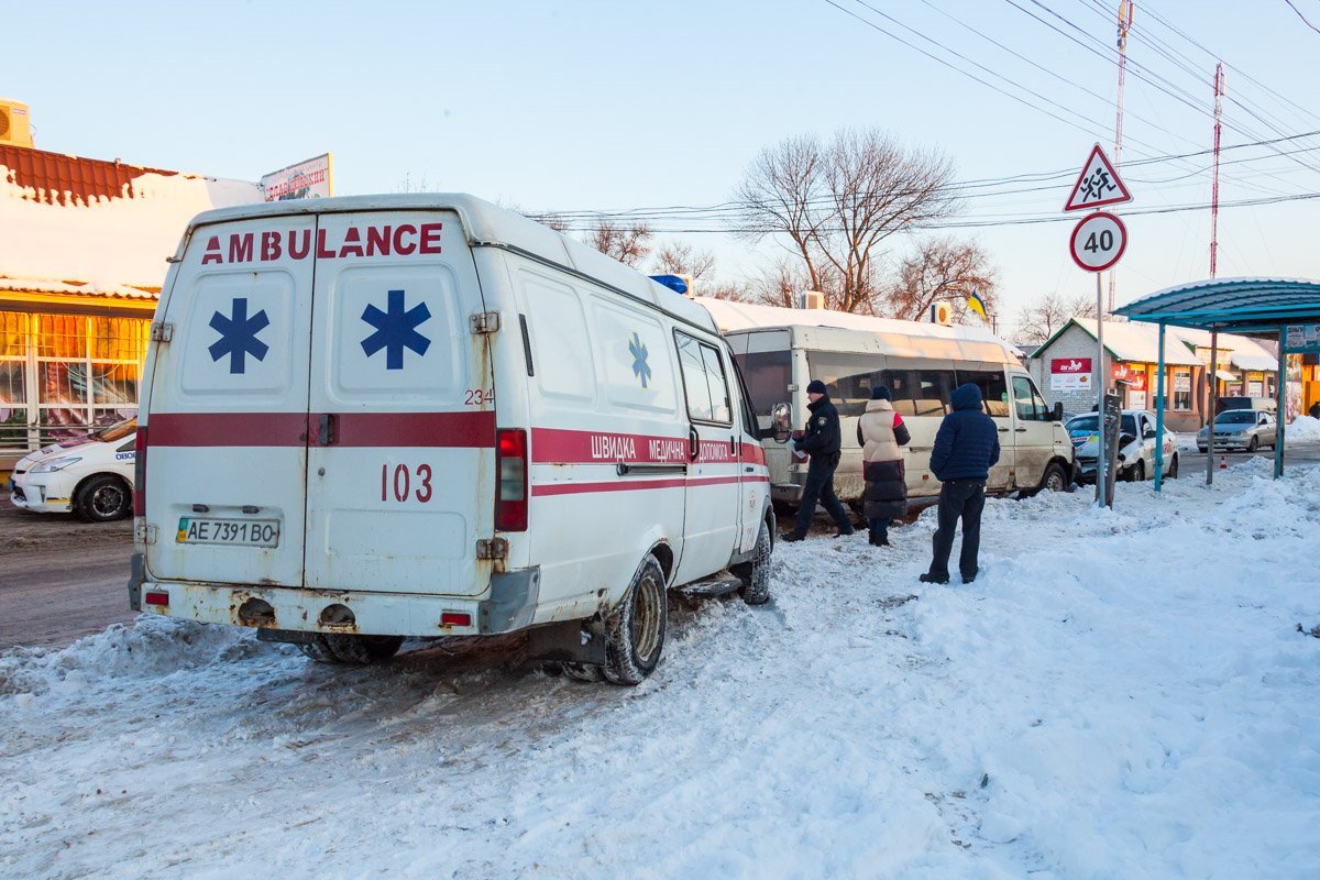 Автомобиль влетел в маршрутку, когда из нее выходили пассажиры