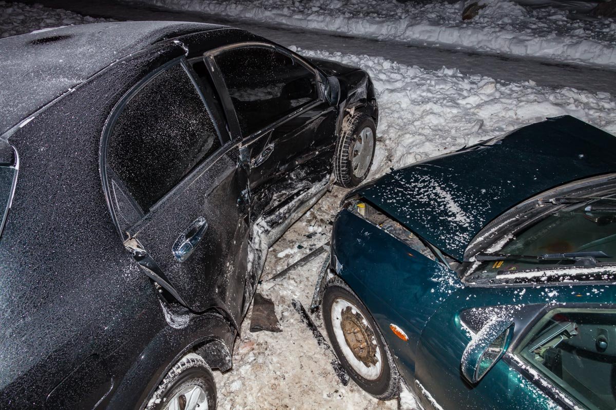Возле Интерпайпа столкнулись Chevrolet и Kia: пострадали двое мужчин 5