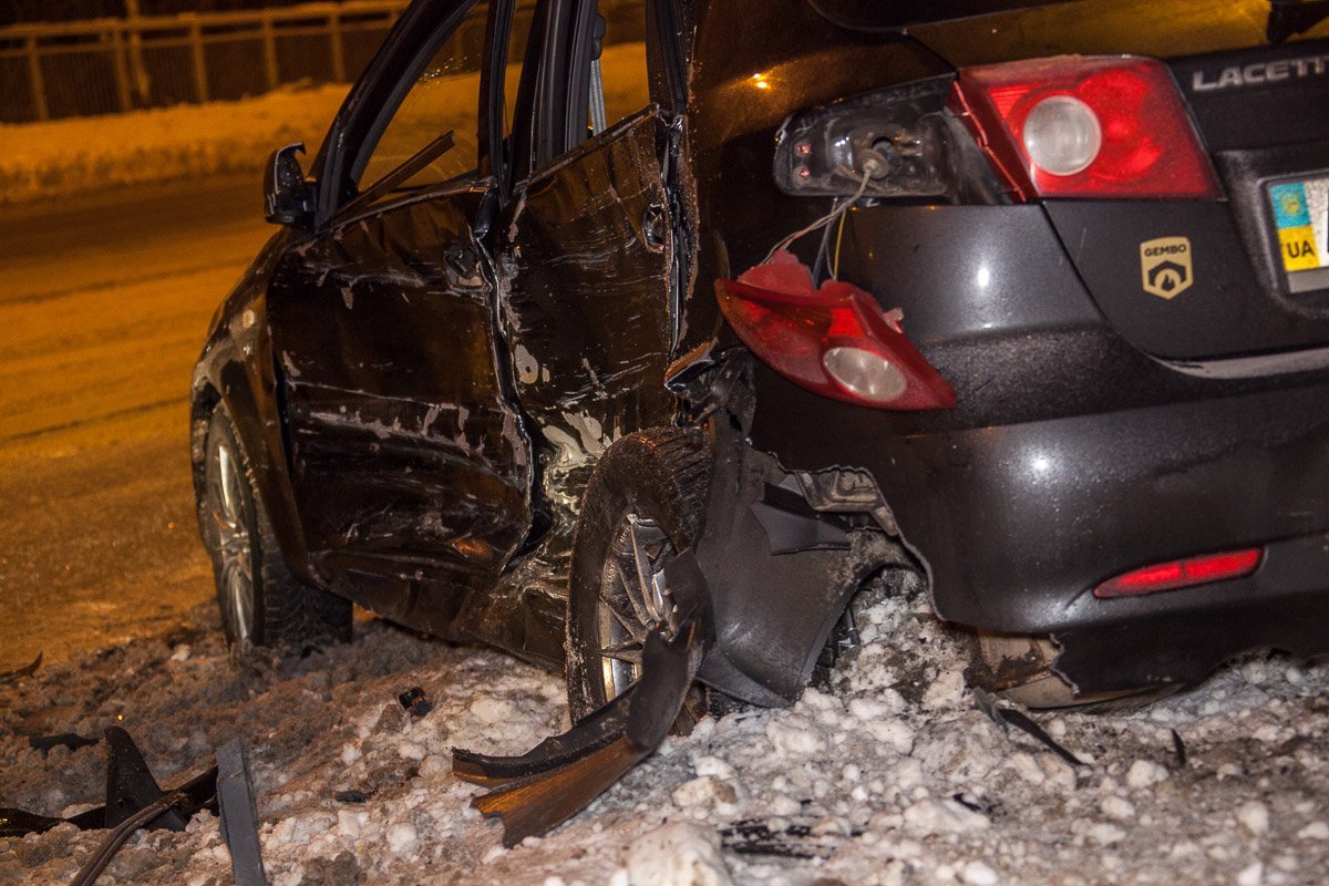 Беременную женщину, которая была за рулем Chevrolet, забрала скорая