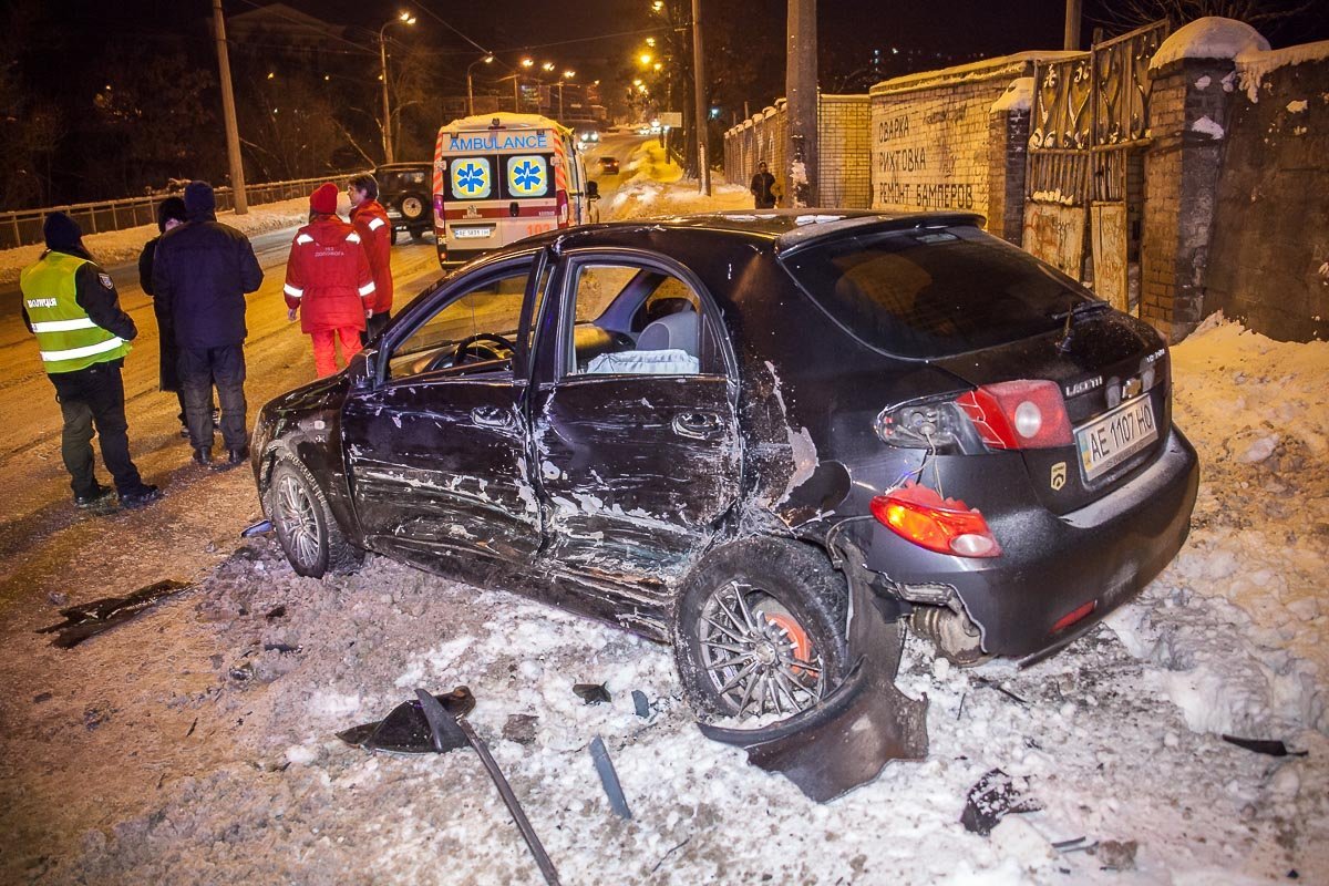 От удара Chevrolet откинуло в сторону
