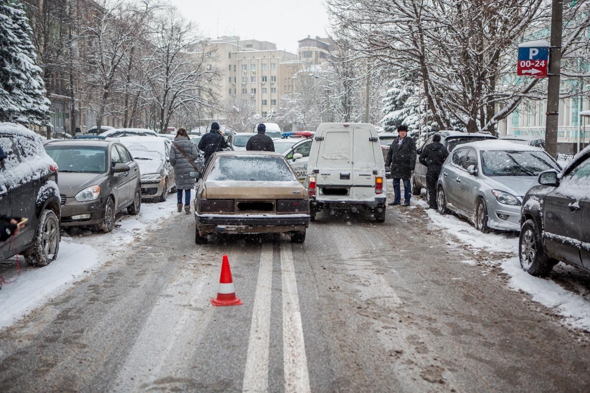 На дорогах скользко и опасно На дорогах скользко и опасно