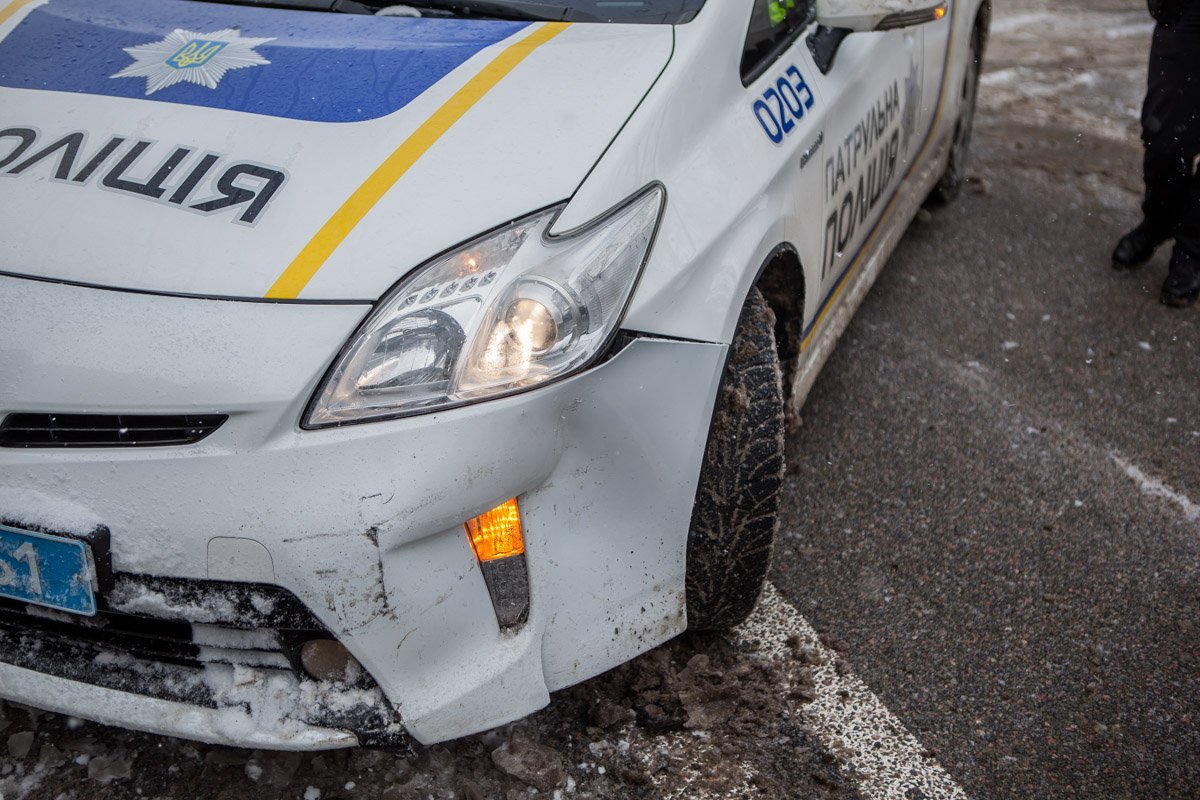 Повреждения на передней части Toyota Prius Повреждения на передней части Toyota Prius