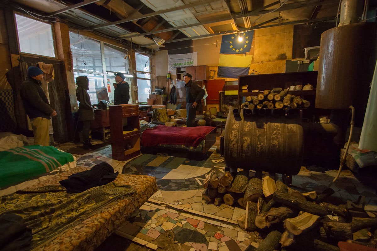 Теплая комната расположилась в складском помещении с печью