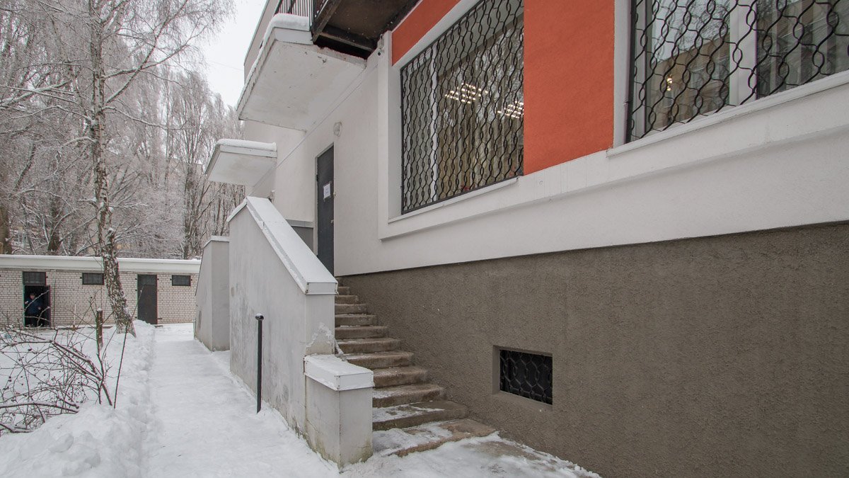 Здание видно издалека