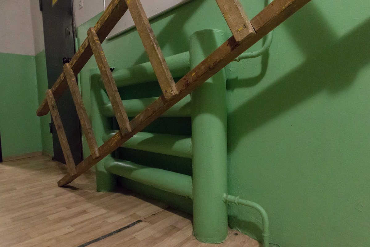 Чтобы погреться, придется отодвинуть от батареи кучу барахла