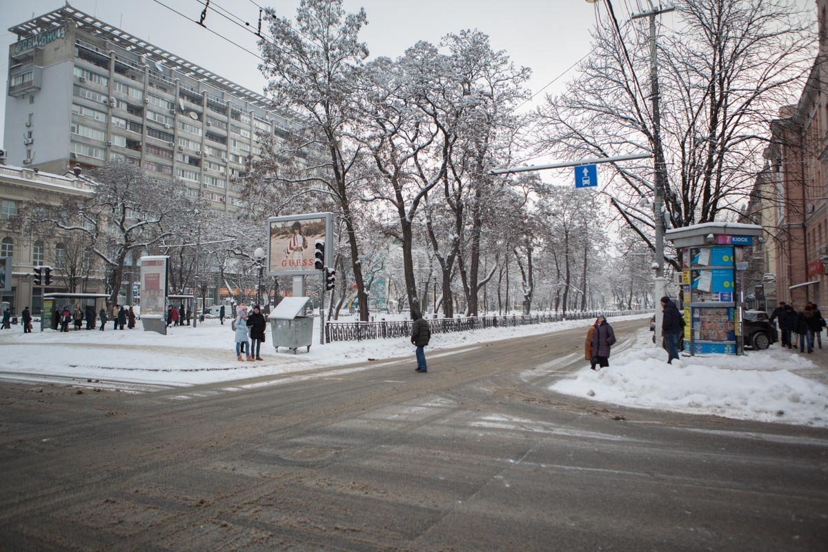 Из-за снегопада движение по улицам было затруднено, но мертвых пробок не было Из-за снегопада движение по улицам было затруднено, но мертвых пробок не было