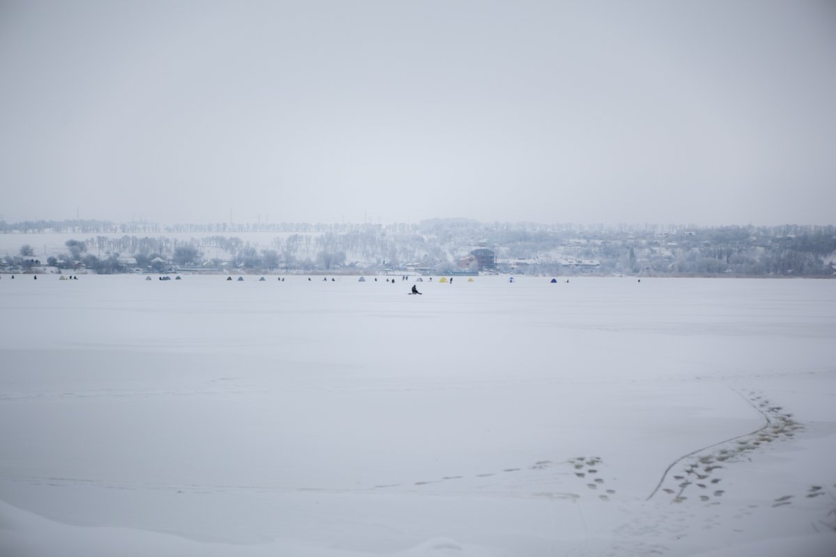 Рыбаки давно на льду Рыбаки давно на льду