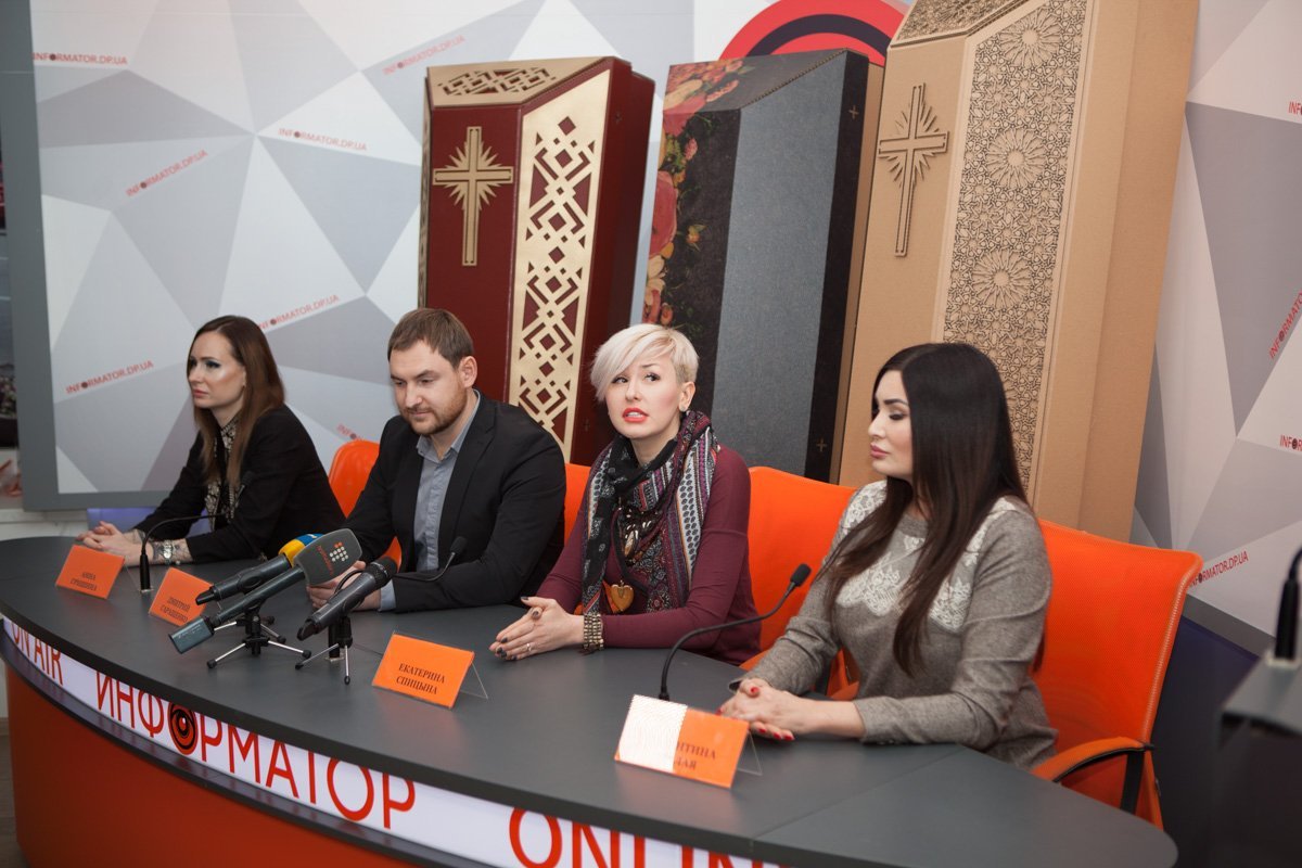 В медиацентре представили образцы дизайнерских эко-гробов