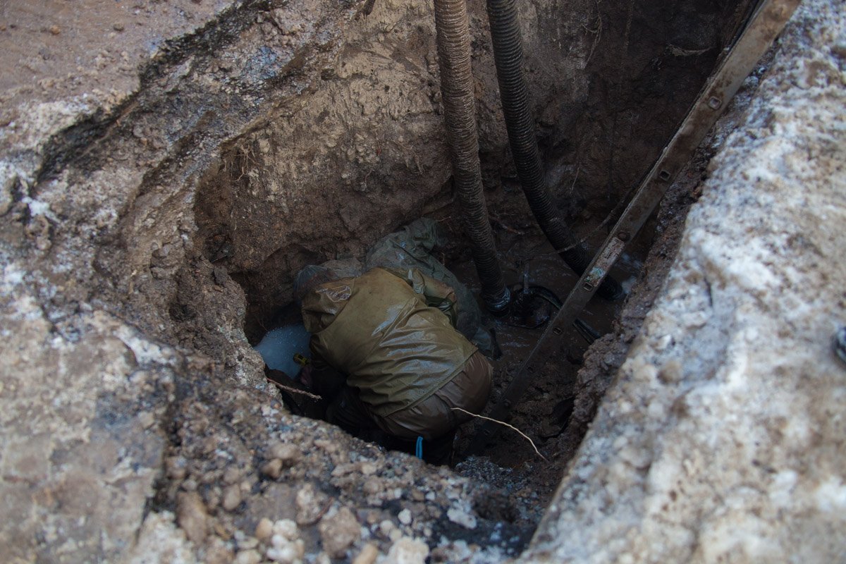 Коммунальщики устраняли аварию под напором воды Коммунальщики устраняли аварию под напором воды