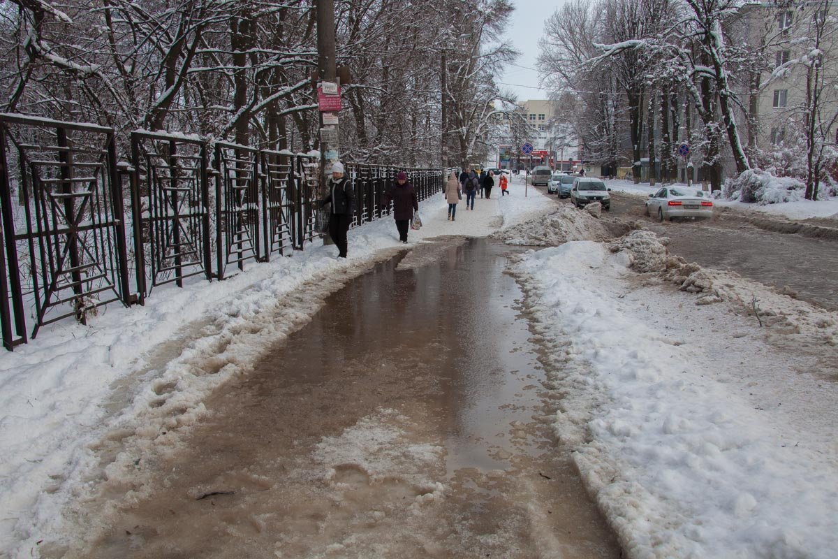 Пешеходы тоже испытывали трудности Пешеходы тоже испытывали трудности