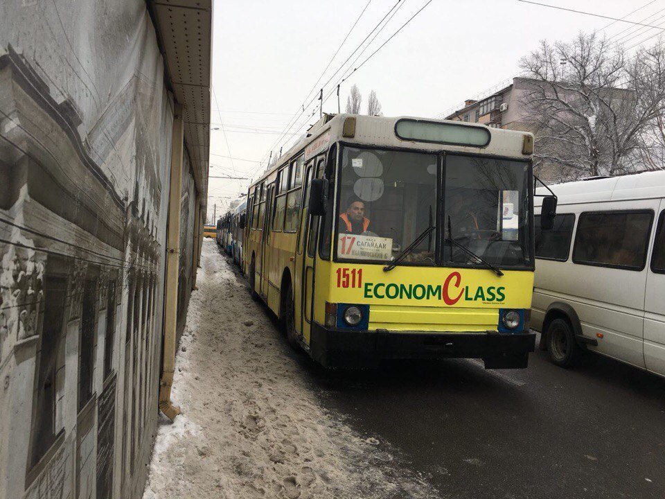 На Калиновой обрыв проводов парализовал движение троллейбусов