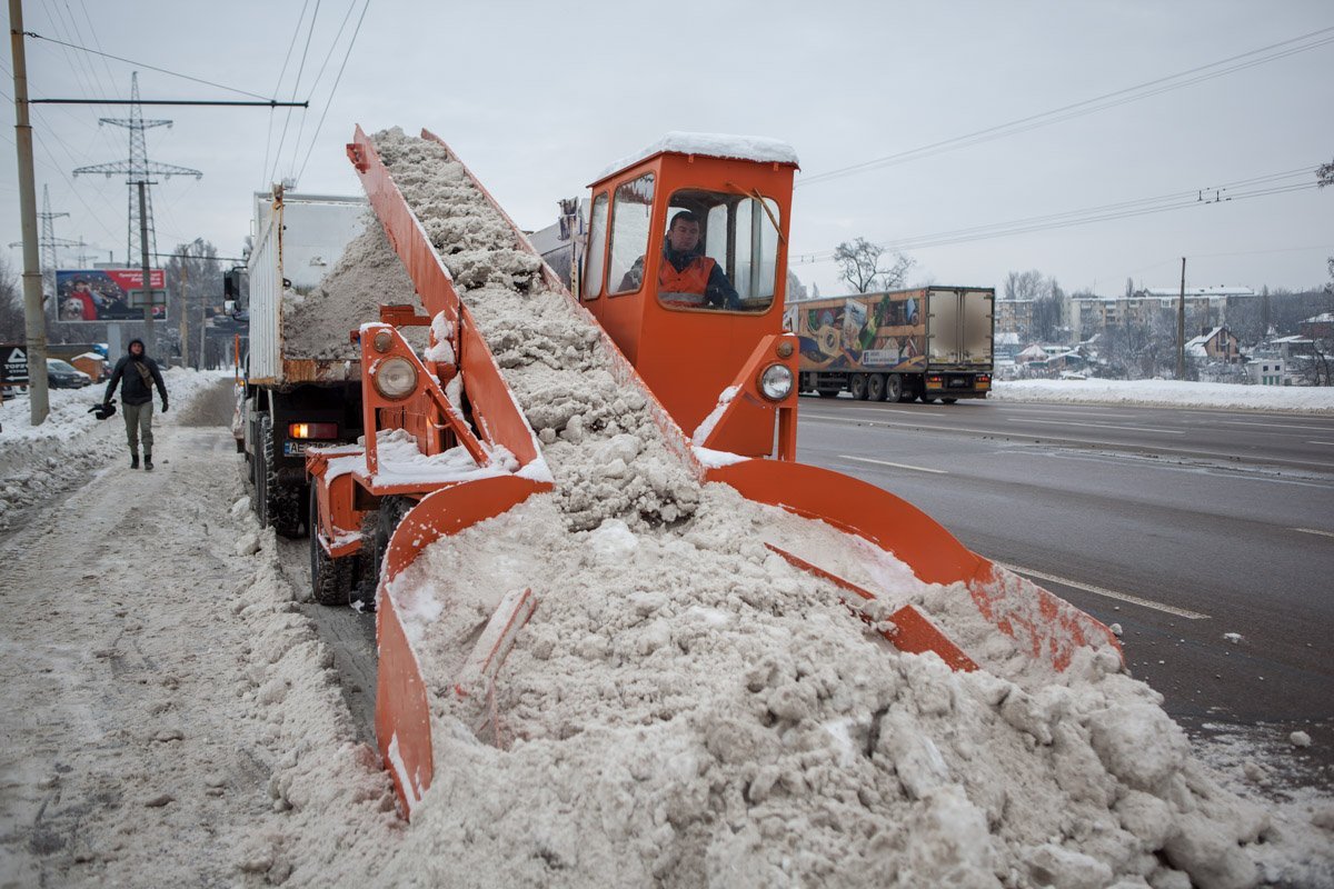 После чего снег подбирают "Умелые ручки" и грузят в кузов После чего снег подбирают "Умелые ручки" и грузят в кузов