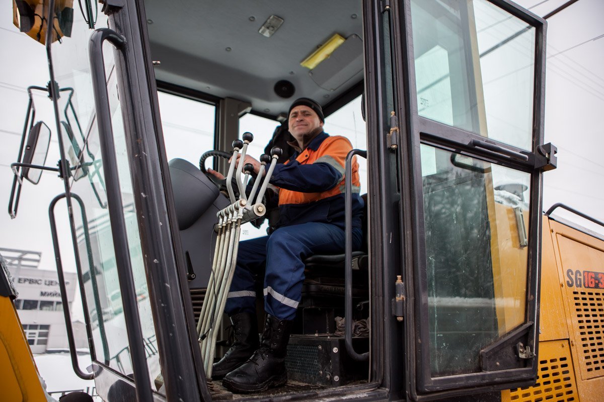 Всегда чистит дороги с хорошим настроением Всегда чистит дороги с хорошим настроением