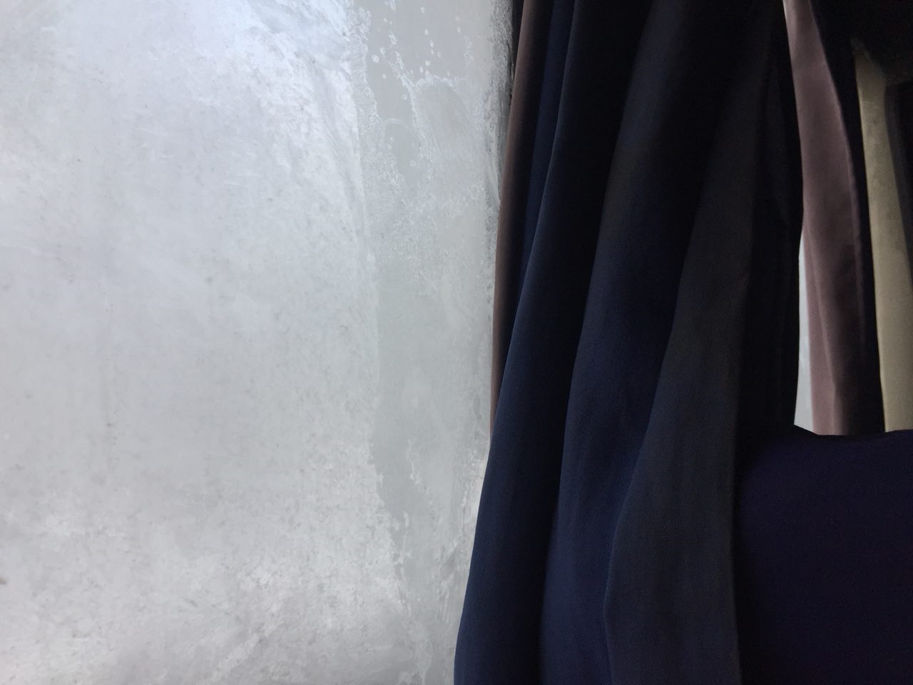 Обледеневшие окна в автобусе