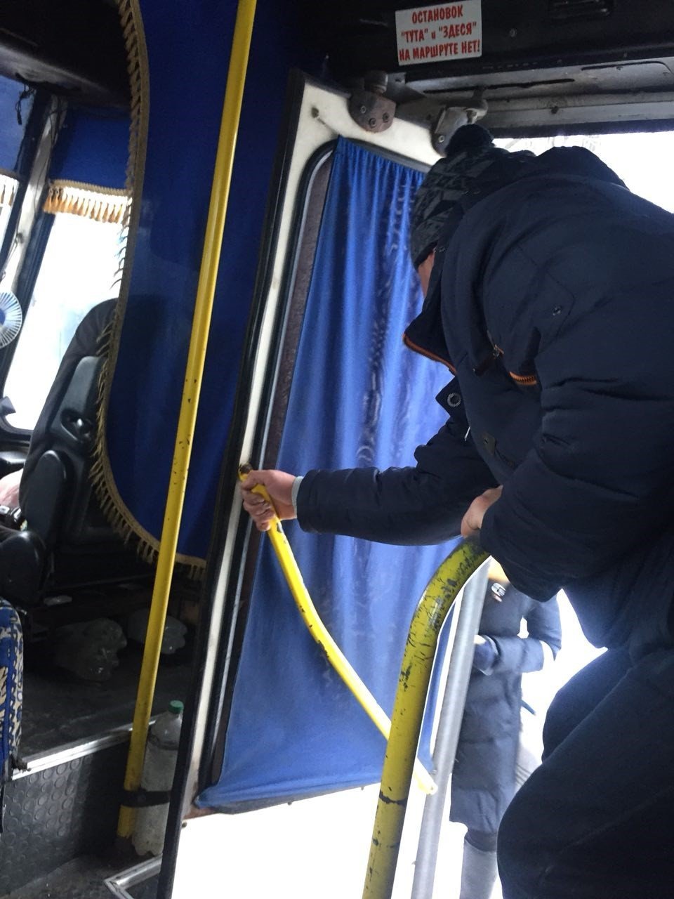 Дверь в автобус открывается только вручную