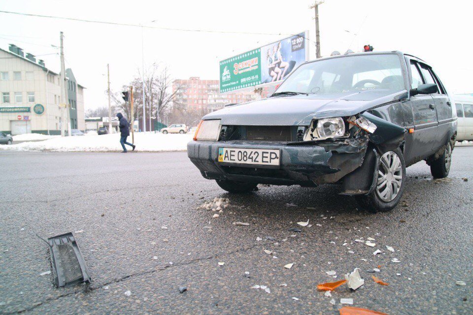 На улице Космической возле АТБ столкнулись автомобили Таврия и Suzuki