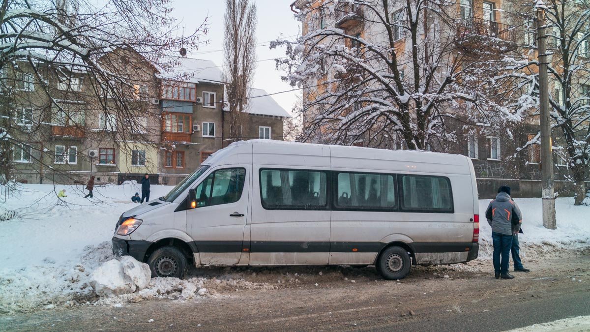 Маршрутка влетела в сугроб Маршрутка влетела в сугроб