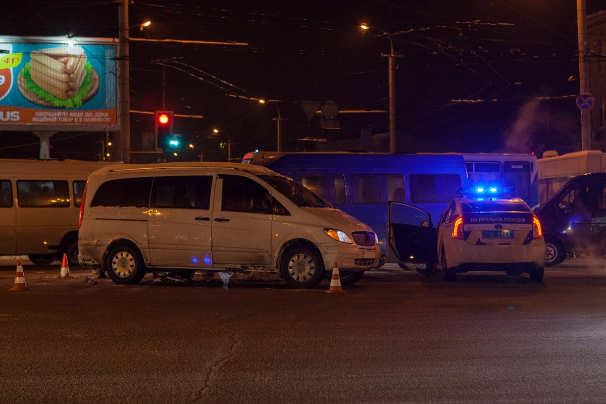 На перекресте проспекта Слобожанского и улицы Калиновой столкнулись Mercedes Vito и маршрутка