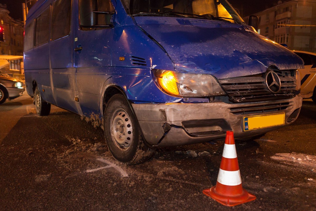 Повреждение маршрутного такси №45