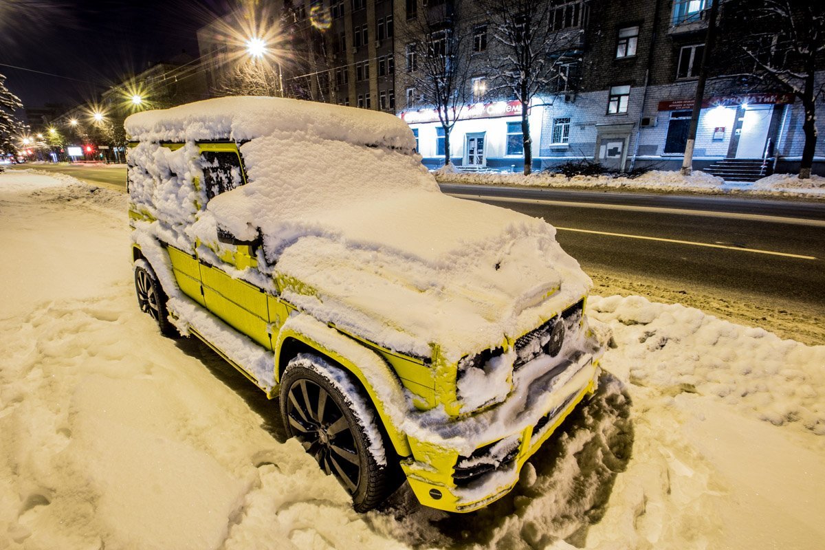 Желтый внедорожник в ожидании весны Желтый внедорожник в ожидании весны