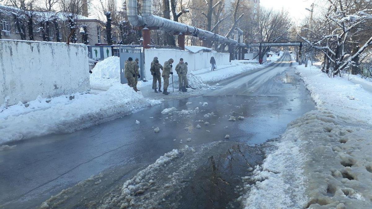 Выяснилось, что прорыв трубы произошел на территории Днепровского ГУВД Выяснилось, что прорыв трубы произошел на территории Днепровского ГУВД
