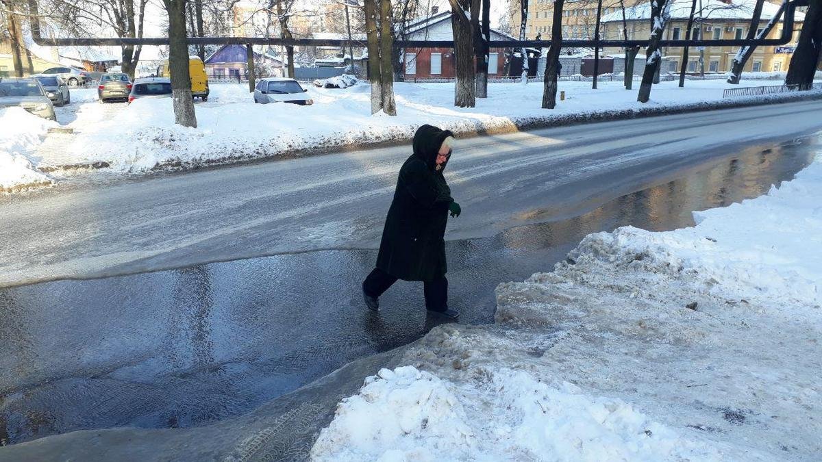 Пешеходы вынуждены идти по потоку воды Пешеходы вынуждены идти по потоку воды