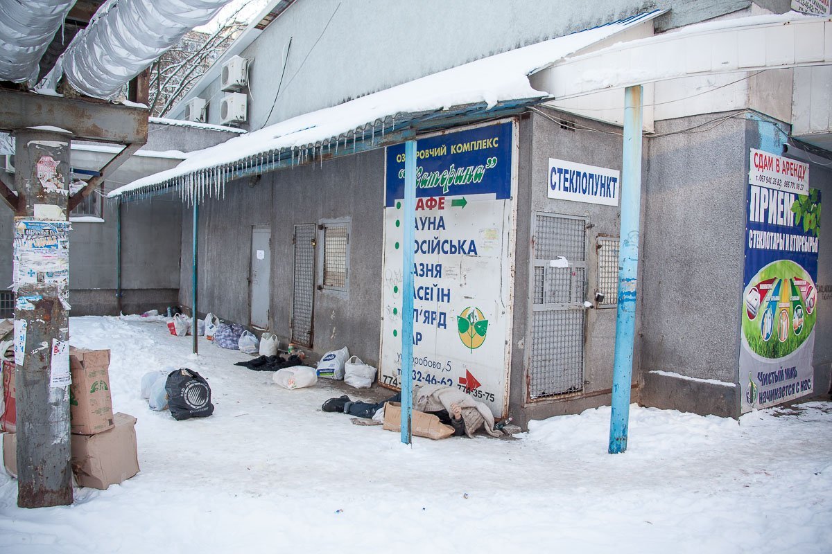 Мужчина умер возле пункта приема стеклотары