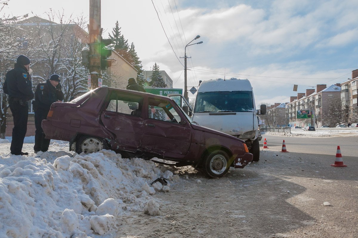 Маршрутка влетела в Таврию
