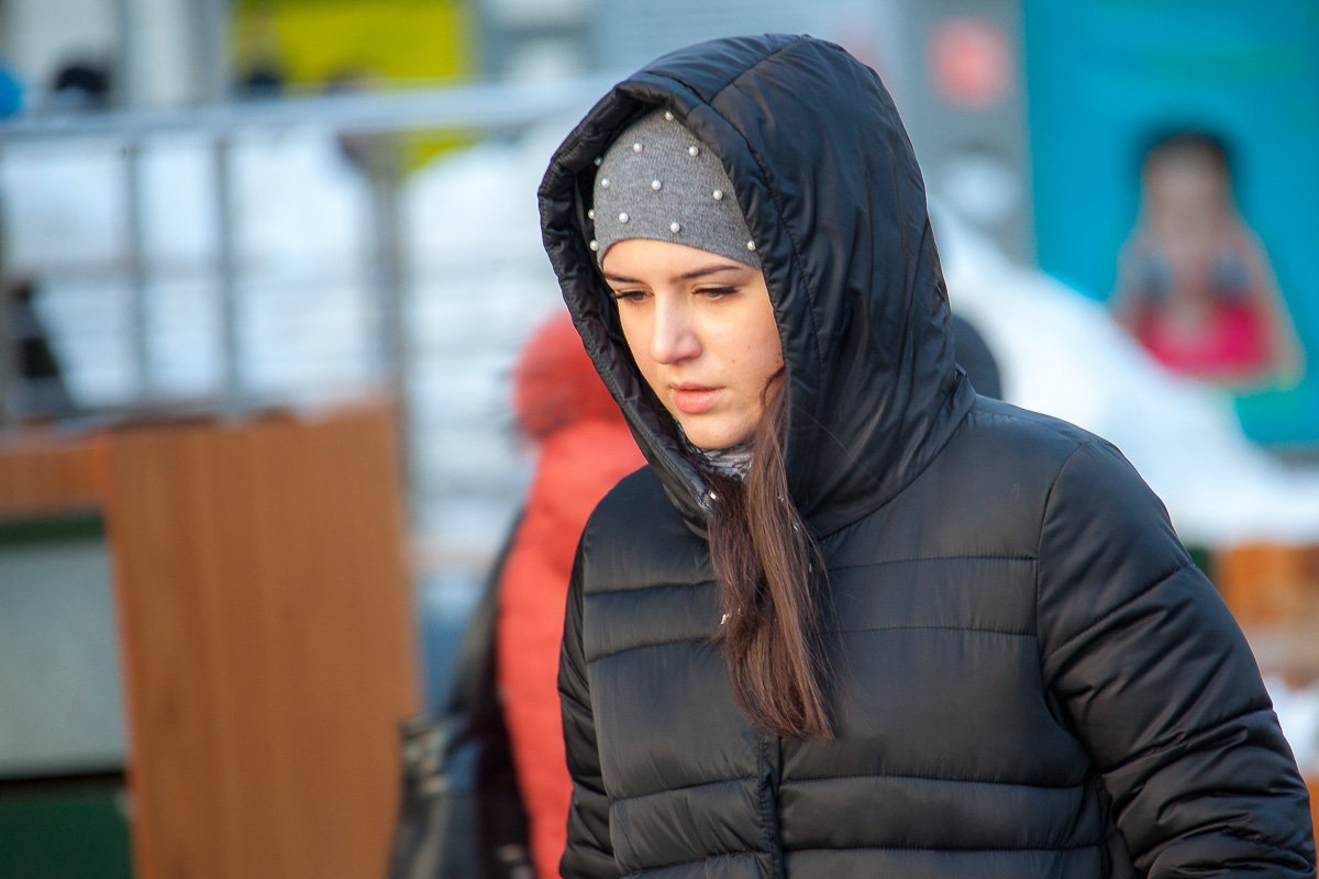 А кому сейчас легко, девушка...