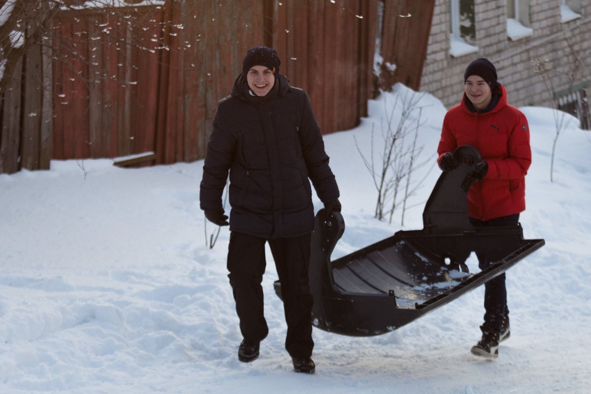 Крышка от мусорного бака вместо санок 