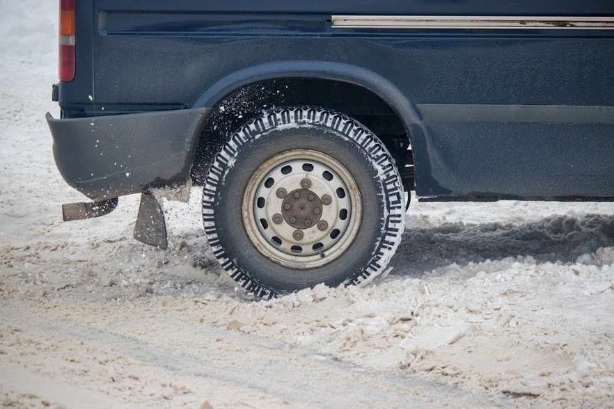 Машины буксуют по дороге Машины буксуют по дороге