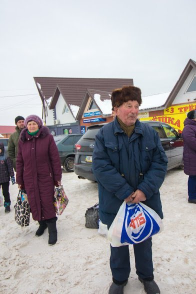 Из-за нерасчищенных дорог люди вынуждены дольше обычного ждать маршрутку Из-за нерасчищенных дорог люди вынуждены дольше обычного ждать маршрутку