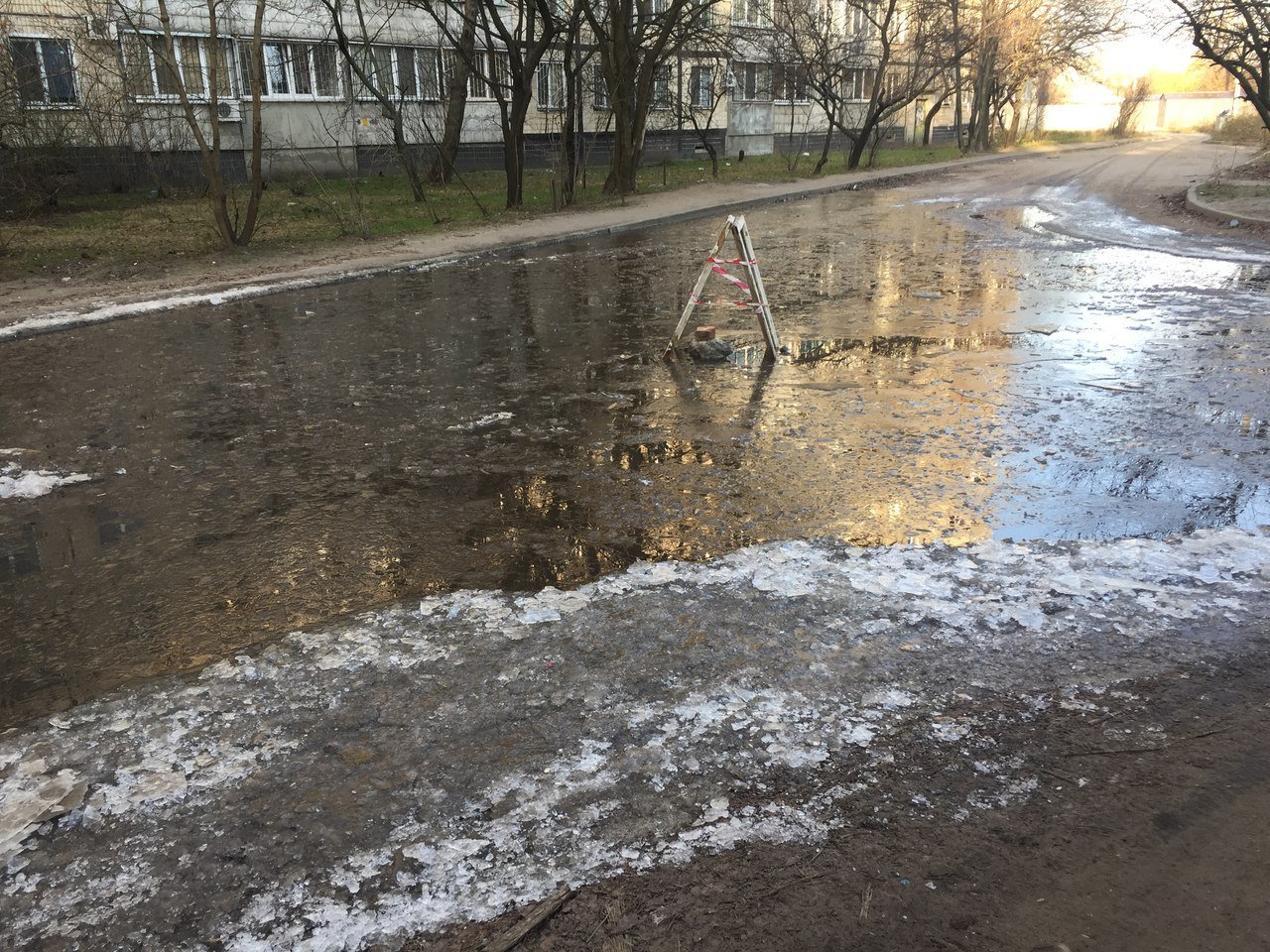 Озеро превратилось в каток