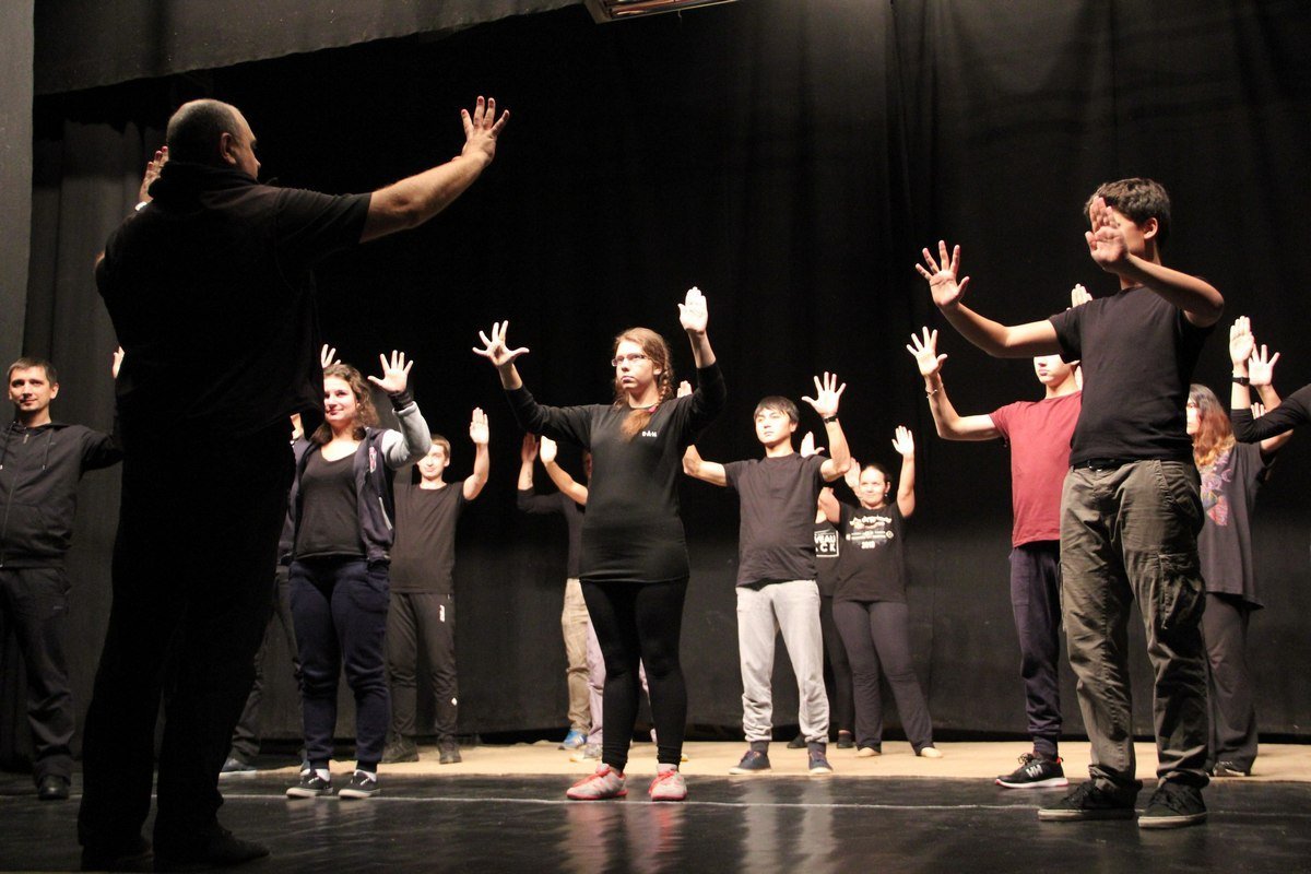 Форма одежды: удобные тянущиеся штаны, чешки или носки, свободная футболка с рукавами Форма одежды: удобные тянущиеся штаны, чешки или носки, свободная футболка с рукавами