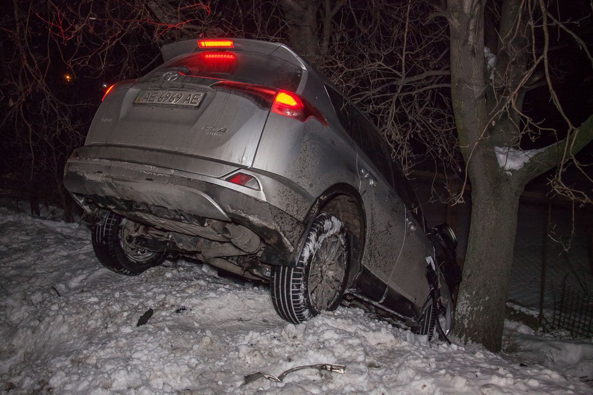 От удара Toyota развернуло, вследствие чего автомобиль выкинуло в кювет От удара Toyota развернуло, вследствие чего автомобиль выкинуло в кювет