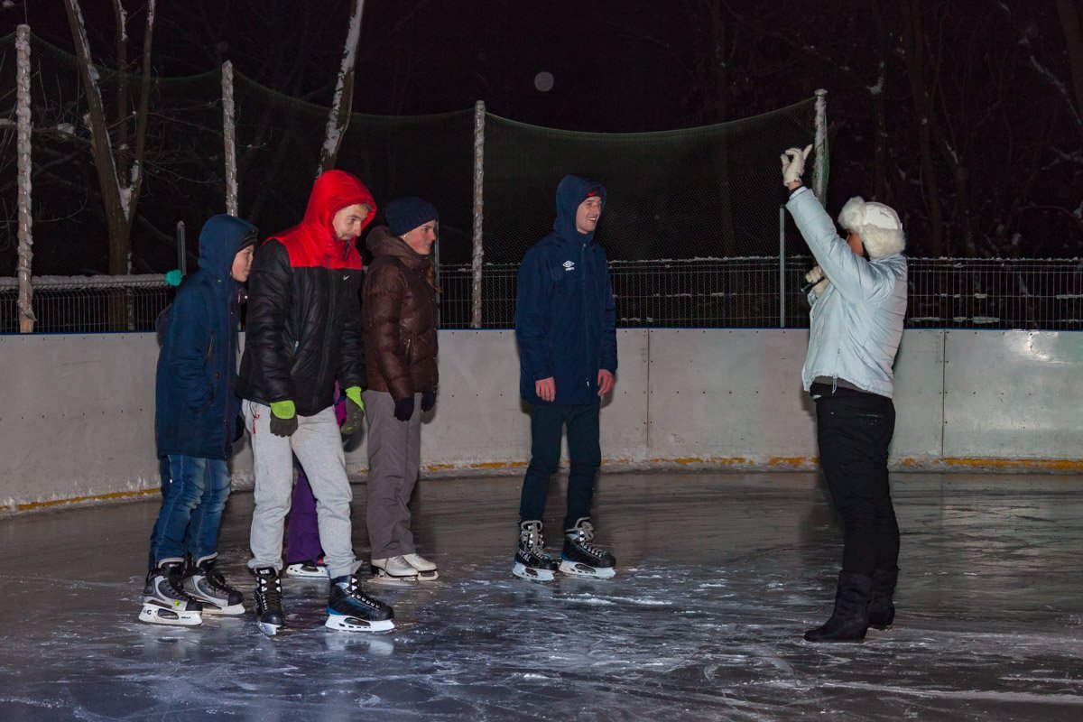 В программе были конкурсы на льду, розыгрыши призов и подарки