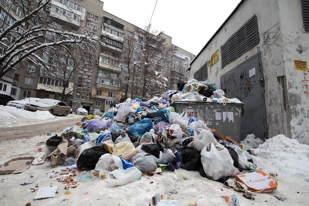 Мусорная "горка" во дворе дома №42 на проспекте Александра Поля