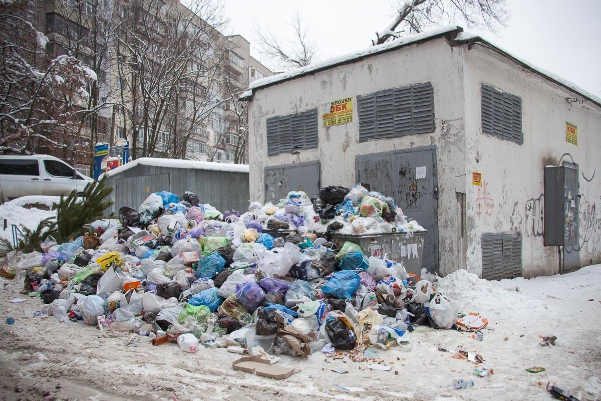 Дорогу, ведущую во двор, давно никто не посыпал