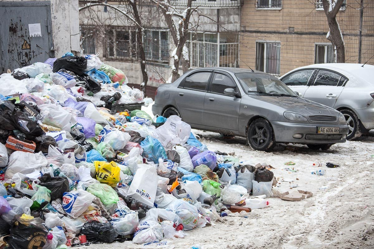 Мусор понемногу подкрадывается к проезжей части