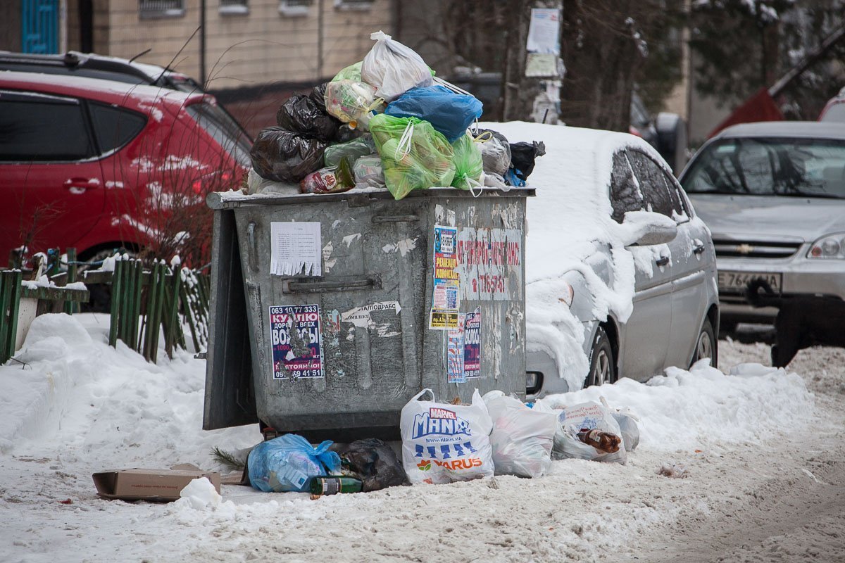 Бак в соседнем дворе уже тоже "кричит" о помощи