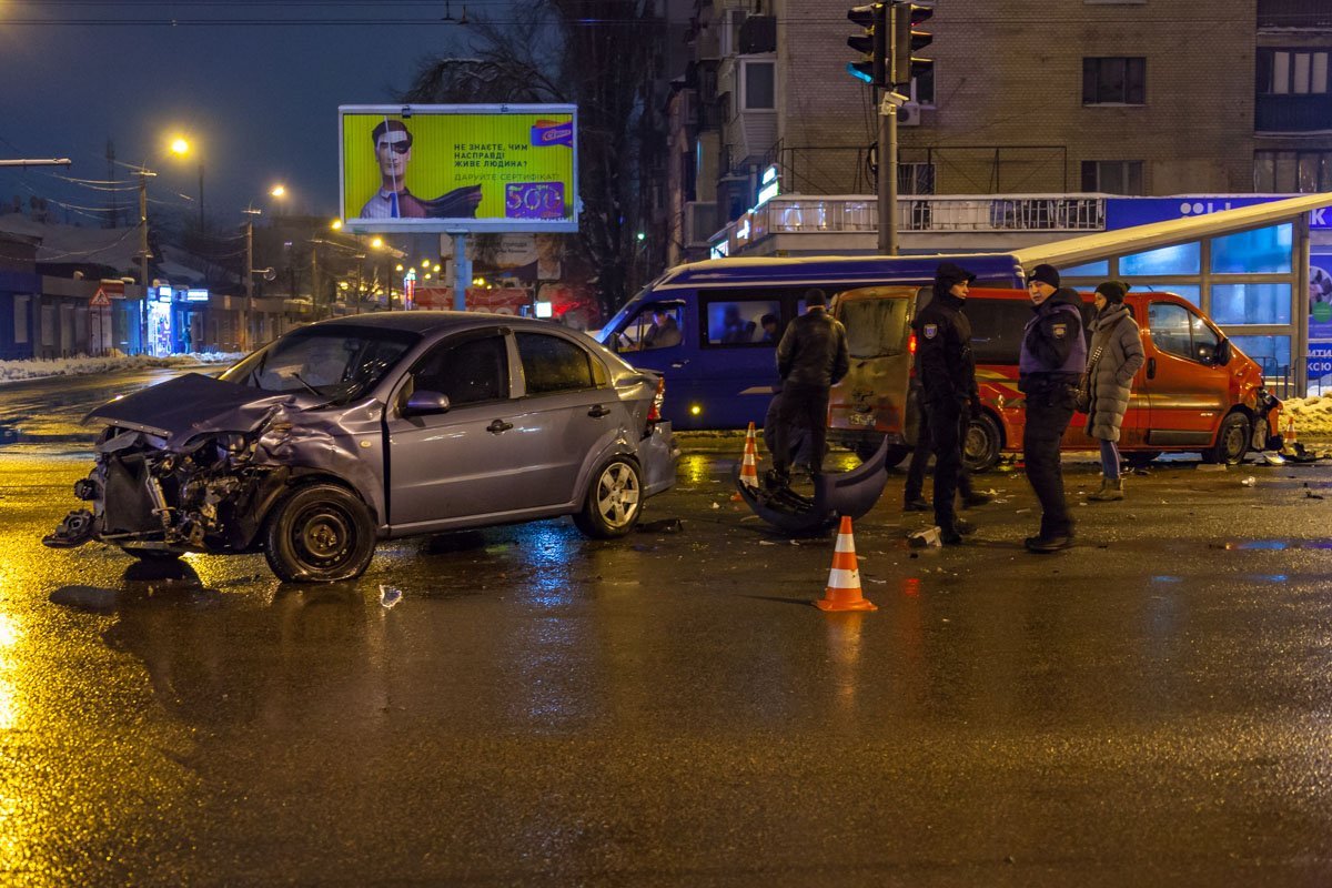 Место аварии огородили конусами и табличкой
