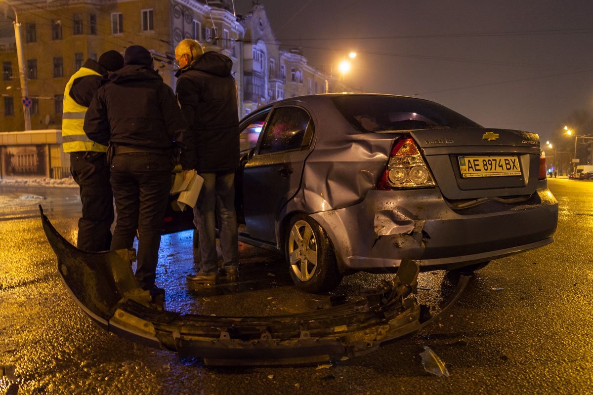 Автомобили заняли большой участок по центру дороги
