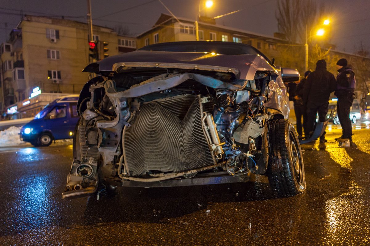 Он начал пересекать перекресток, когда загорелся зеленый свет