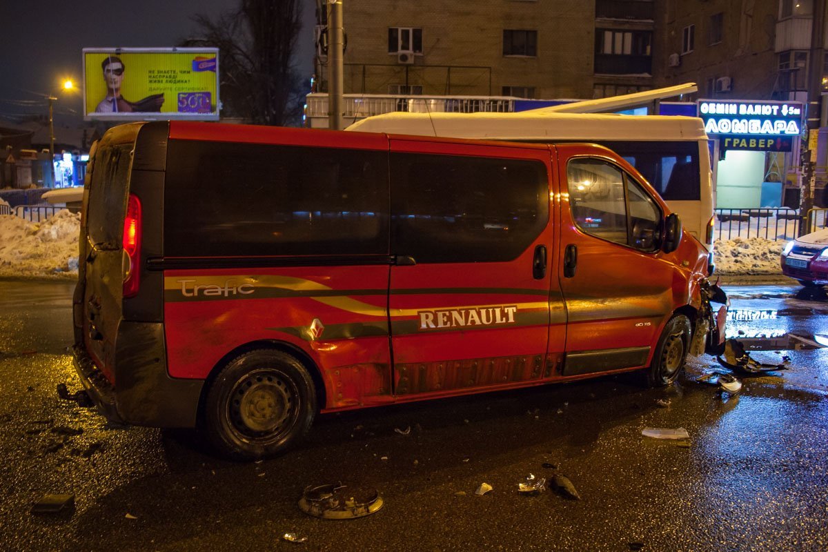 Водитель Renault двигался по Слобожанскому проспекту в сторону Нового моста и хотел "проскочить" на зеленый свет