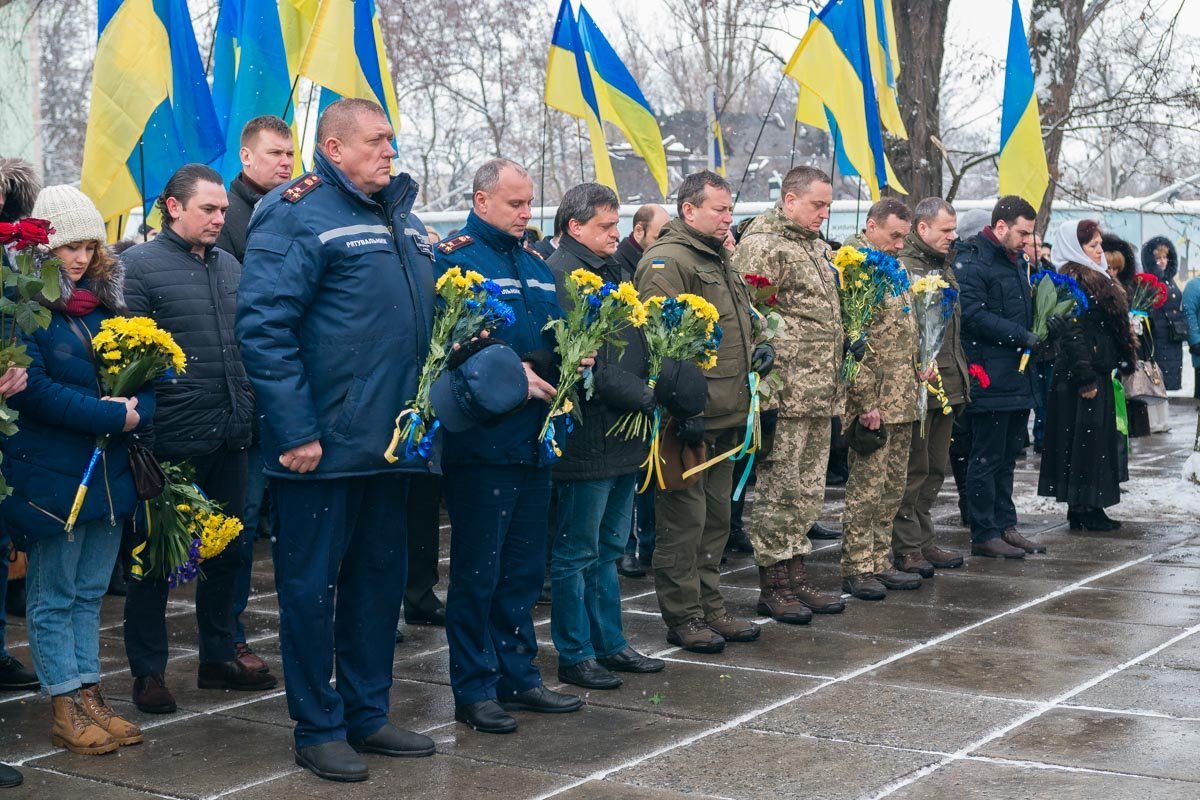 Церемония проходила возле памятника Дмитрия Яворницкого Церемония проходила возле памятника Дмитрия Яворницкого
